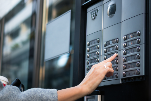 Building intercom entry panel with multiple call buttons